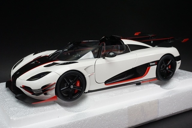 1/18 オートアート 79016 ケーニグセグ One：1 ホワイト/カーボン