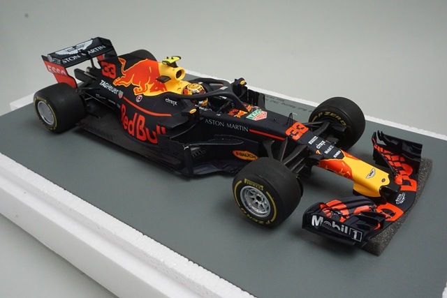 1/18 スパーク 18S352 アストンマーティン レッドブルレーシング タグ