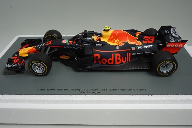 1/18 スパーク 18S352 アストンマーティン レッドブルレーシング タグ