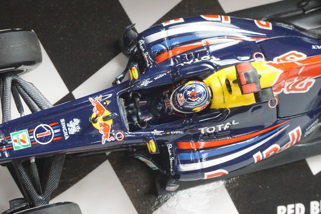 1/43 ミニチャンプス 410110301 レッドブルレーシング ルノー