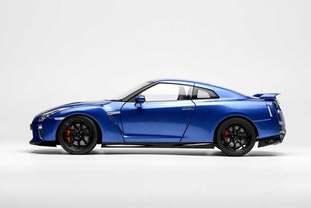新品 M83504 モーターヘリックス 1/18 Nissan GT-R(R35) Track Edition