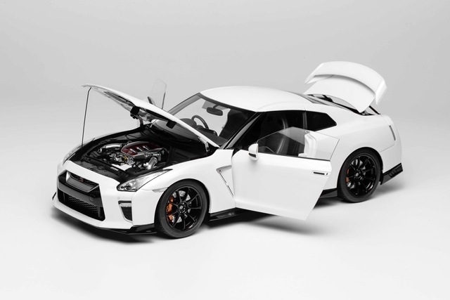 新品 M83506 モーターヘリックス 1/18 Nissan GT-R(R35) Track Edition