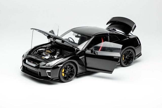 新品 M83519 モーターヘリックス 1/18 Nissan GT-R(R35) Track Edition