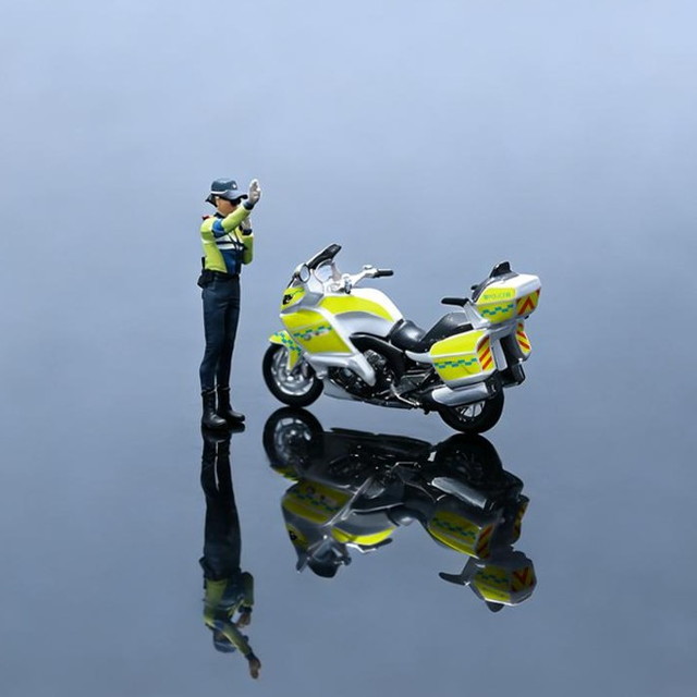 予約 MO222215 MoreArt 1/64 BMW POLICE MOTORCYCLEFEMALE RIDING