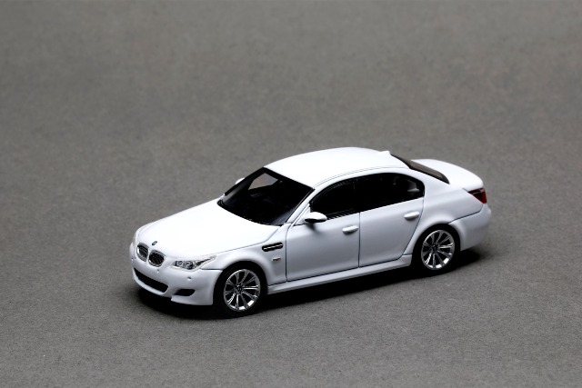 【海外 正規品】 M5 BMW 1/64 MODEL KING 予約 セダン Boost white, Metallic ミニカー