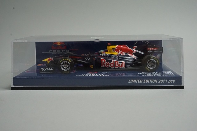 1/43 ミニチャンプス 413110271 レッドブルレーシング ルノー F1
