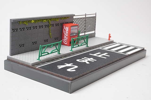 新品 SCJ88003 収蔵家 1/64 通学路 ジオラマ 横断歩道のある街角