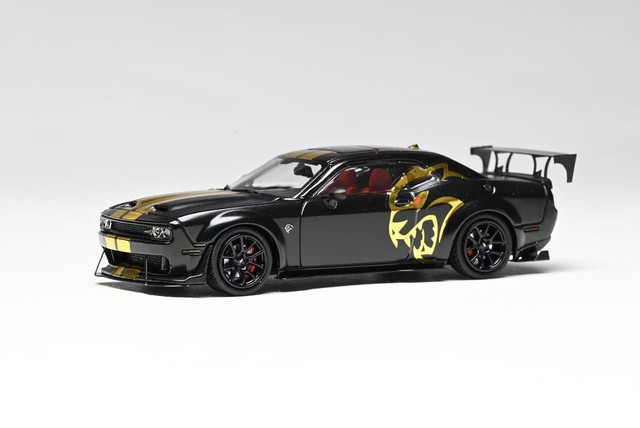 Auto A Escala 1/64 Dodge Challenger SRT Hellcat Blanco - Cofre Negro Sthdcbn Articulo En Su Empaque Original Modelo En Escala 1 64