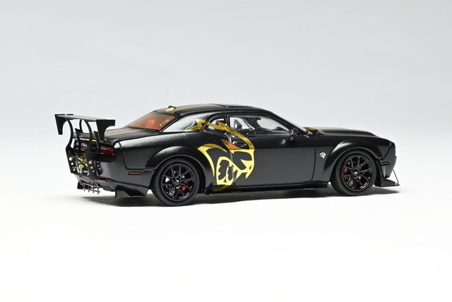 Stance Hunters 2023 Dodge Challenger SRT Hellcat - Scala 1:64 - Rosso E Marrone - Pressofuso - copertina