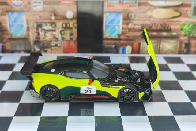 新品】Aston Martin Vulcan 1/64ミニカー グリーン
