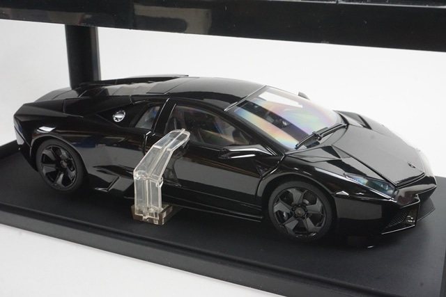 オートアート　1/18　ランボルギーニ　レヴェントン Amazon | AUTOart 1/18 ランボルギーニ レヴェントン グレー