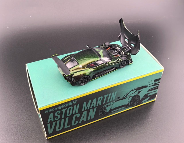 【新品】Aston Martin Vulcan 1/64ミニカー　グリーン 新品】Aston Martin Vulcan 1/64ミニカー グリーン