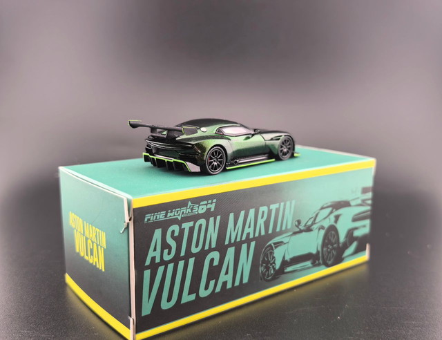 【新品】Aston Martin Vulcan 1/64ミニカー　グリーン 新品】Aston Martin Vulcan 1/64ミニカー グリーン