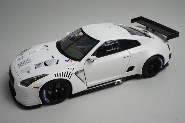 オートアート 81076 1/18 日産GTR FIA GT1 ホワイト 1/18 オートアート 81076 日産 GT-R FIA GT1 ワールドチャンピオン