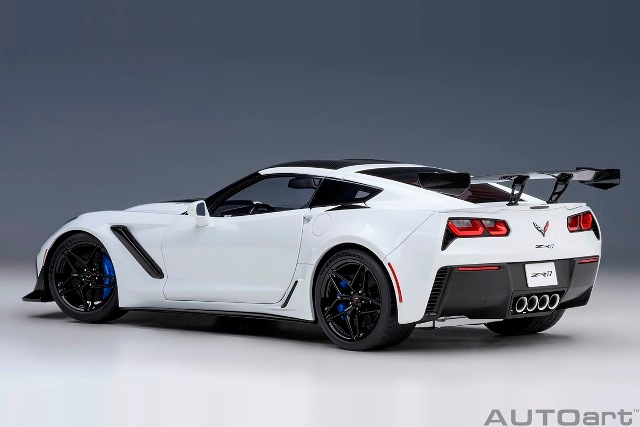 ���� 71270 �����ȥ����� 1/18 ���ܥ졼 ����٥å� (C7) ZR1 �ۥ磻�� 