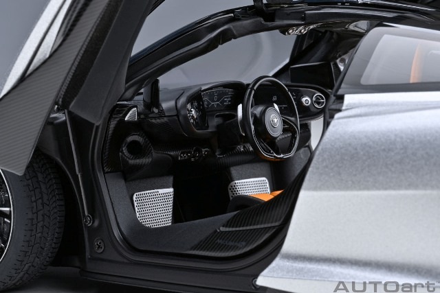 新品 76090 オートアート 1/18 マクラーレン スピードテール