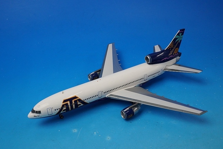 厦門航空 B787 英空軍 L-1011 トライスター タグ キーホルダー L-1011 トライスター 500 - プラネタグテール #HZ-AB1 – MotoArt