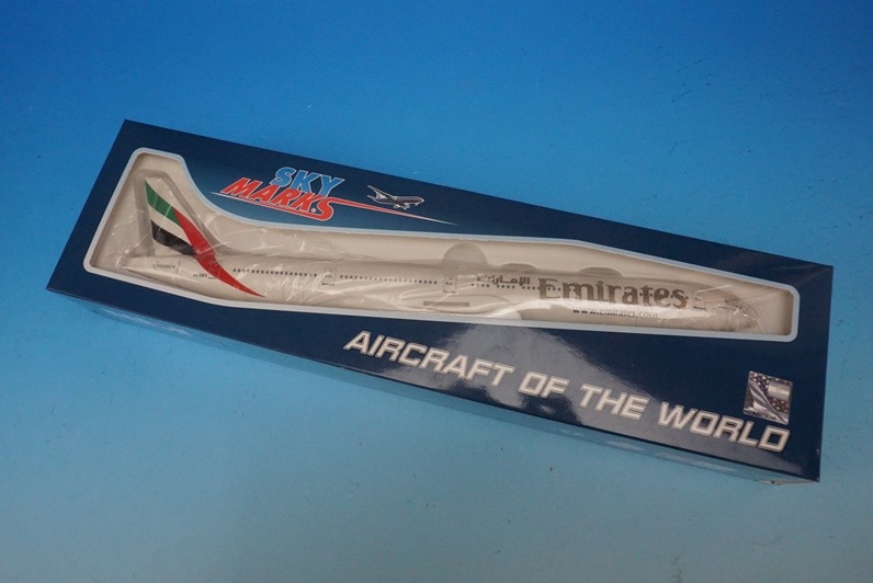 新品未開封】Boeing 777-300ER エミレーツ航空 1:200 - メルカリ