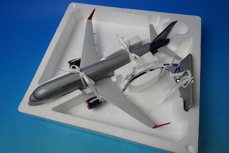 【超希少❗️】A320 アエロフロート VQ-BSU 飛行機 模型 エアバス 1/100 A320-200 アエロフロート VQ-BSU その他/中古｜｜模型