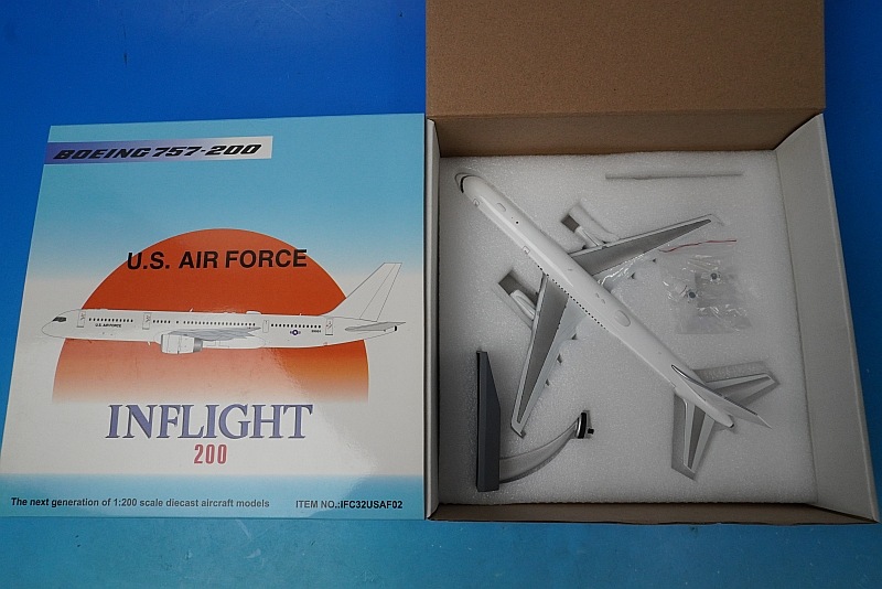1/200 C-32B (B757-200) ����ꥫ���� 02-5001 ��IFC32USAF02�� ����ե饤��/���