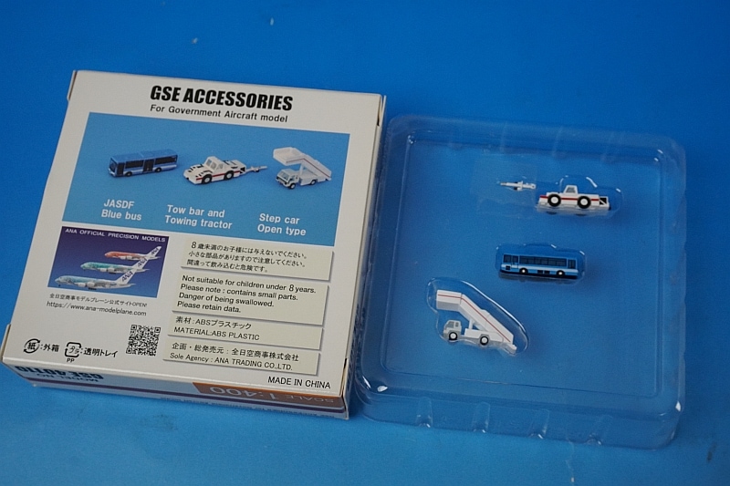 1/400 空港ジオラマアクセサリ 青バス・ステップカー・トーイング