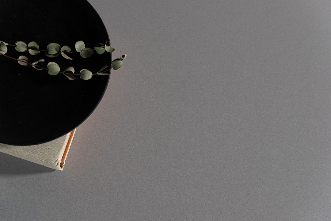 リビングテーブル　form　F3-117/F3-118　マリーズテーブル　三角形型　グレー色・ブラック色　ネストテーブル