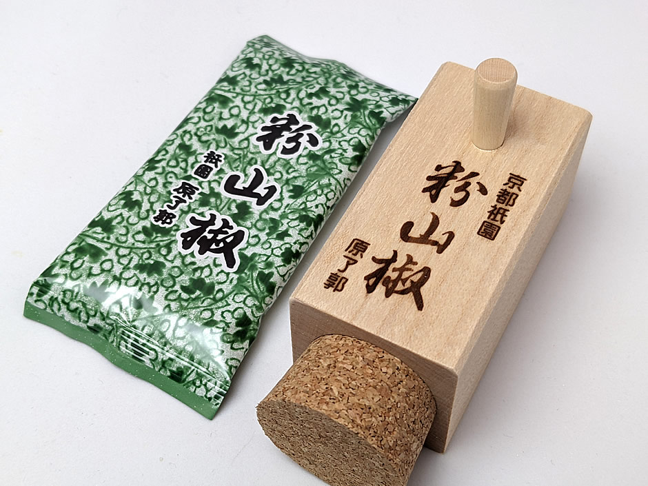 原了郭 粉山椒 四角（木筒） | 飲料・調味料,原了郭 | ちりめん山椒の