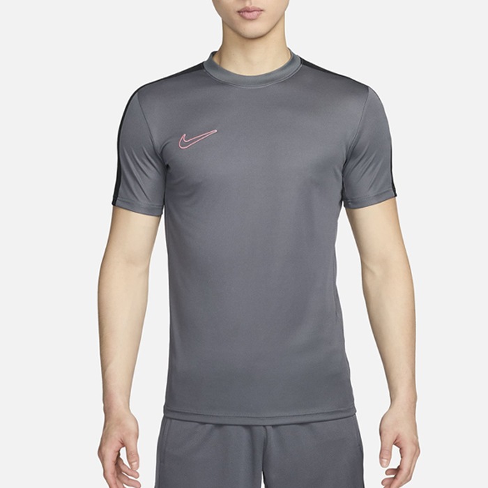 Nike サッカー シャツとショーツセット XLサイズ Nike サッカー シャツとショーツセット XLサイズ