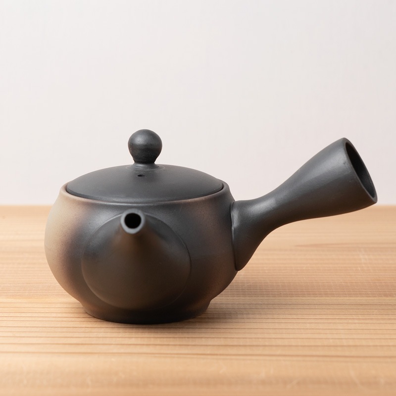 更紗常滑焼 稲葉石水 造 黒泥茶注 黒泥丸型急須 土瓶 共箱 共布 栞新品 更紗様専用常滑焼 稲葉石水 造 黒泥茶注 黒泥丸型急須 土瓶 共箱