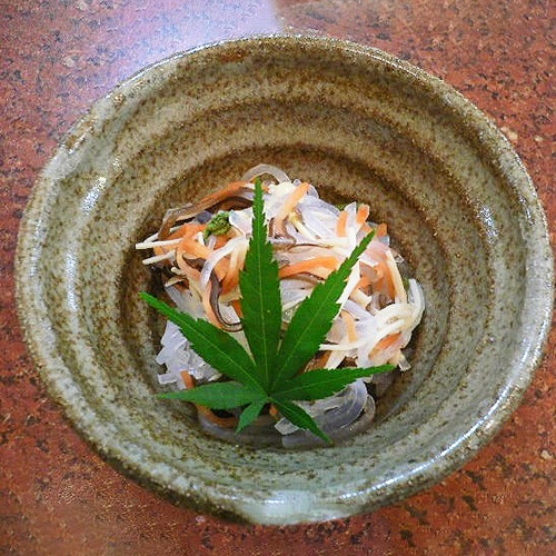 こんにゃくと山菜を甘酢で混ぜ合わせた「山菜こんにゃく」