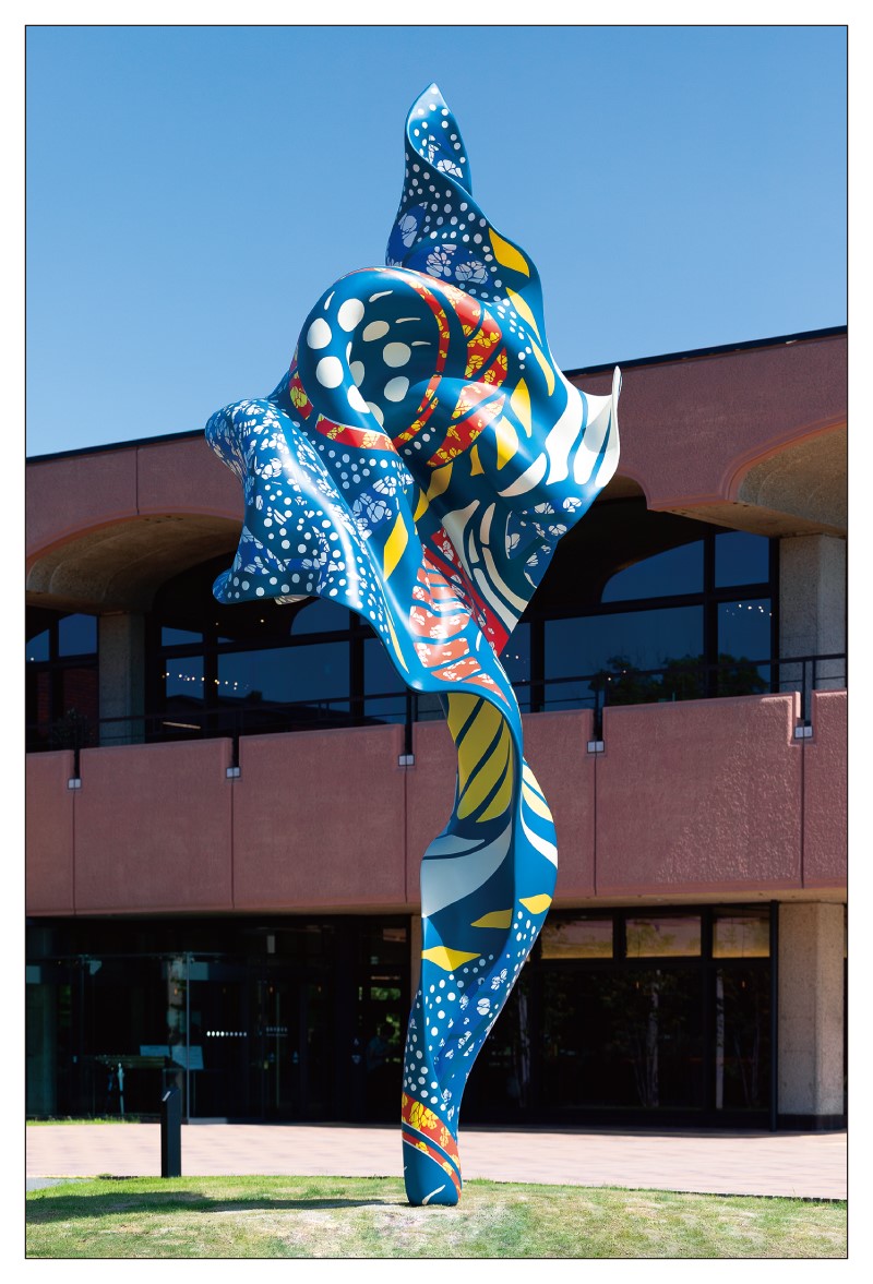 インカ・ショニバレ CBE《ウィンド・スカルプチャー(SG)Ⅱ》 美術館背景