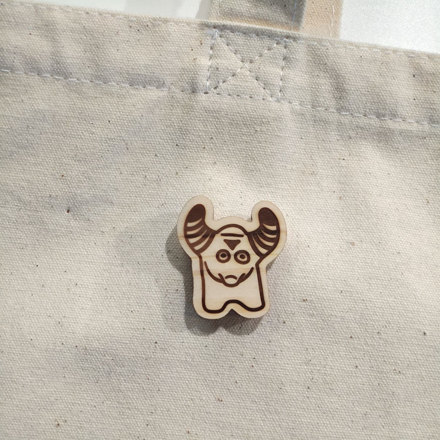 木製ピンバッジ　こぶうしくん