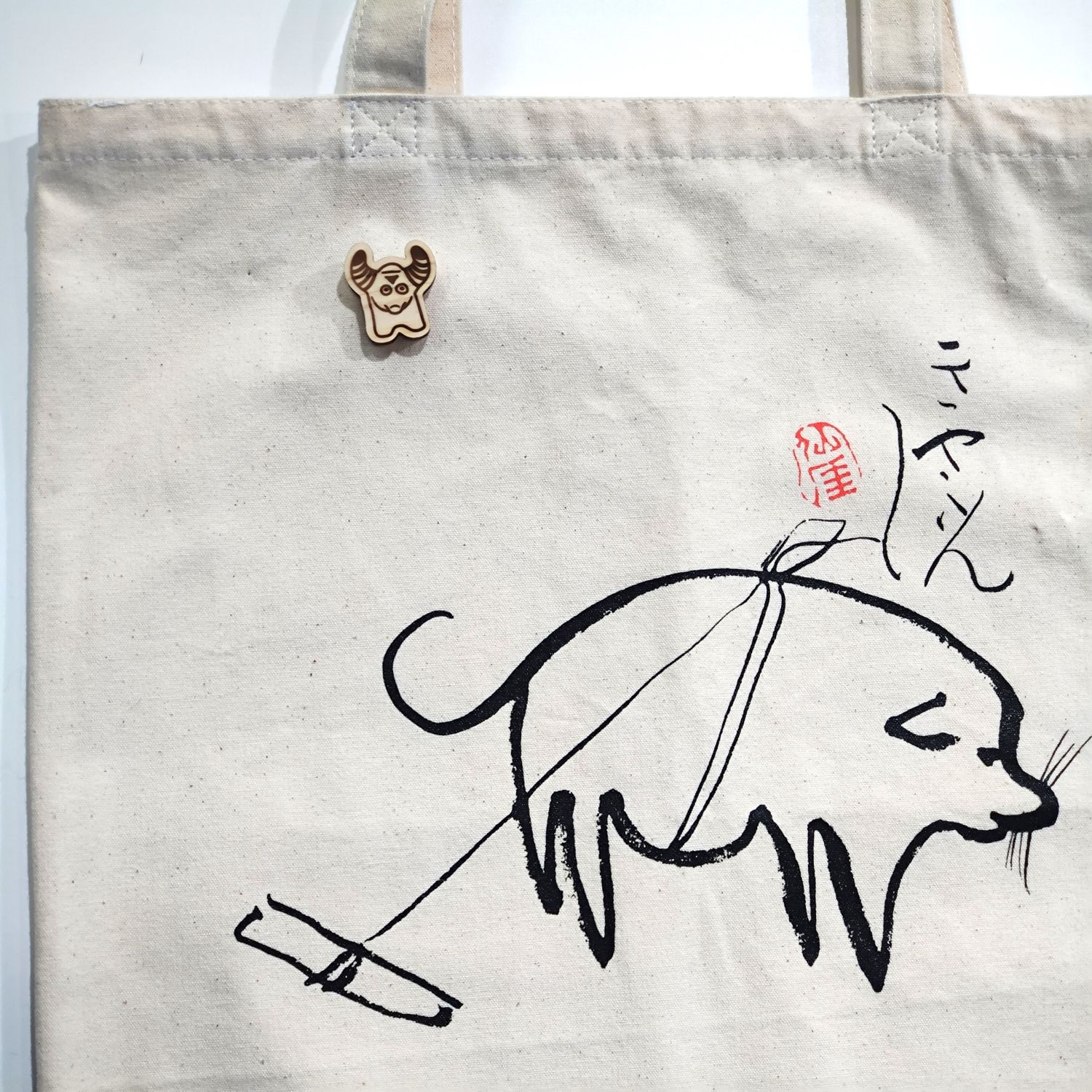 木製ピンバッジ　こぶうしくん