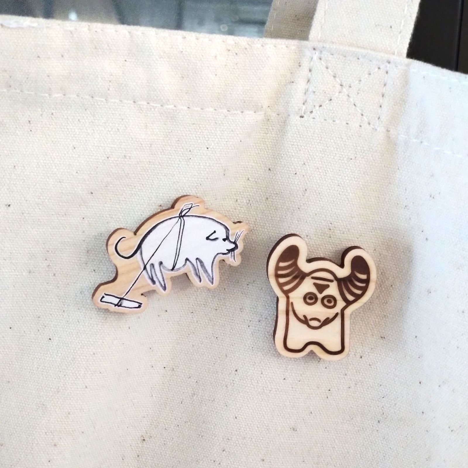 木製ピンバッジ　こぶうしくん