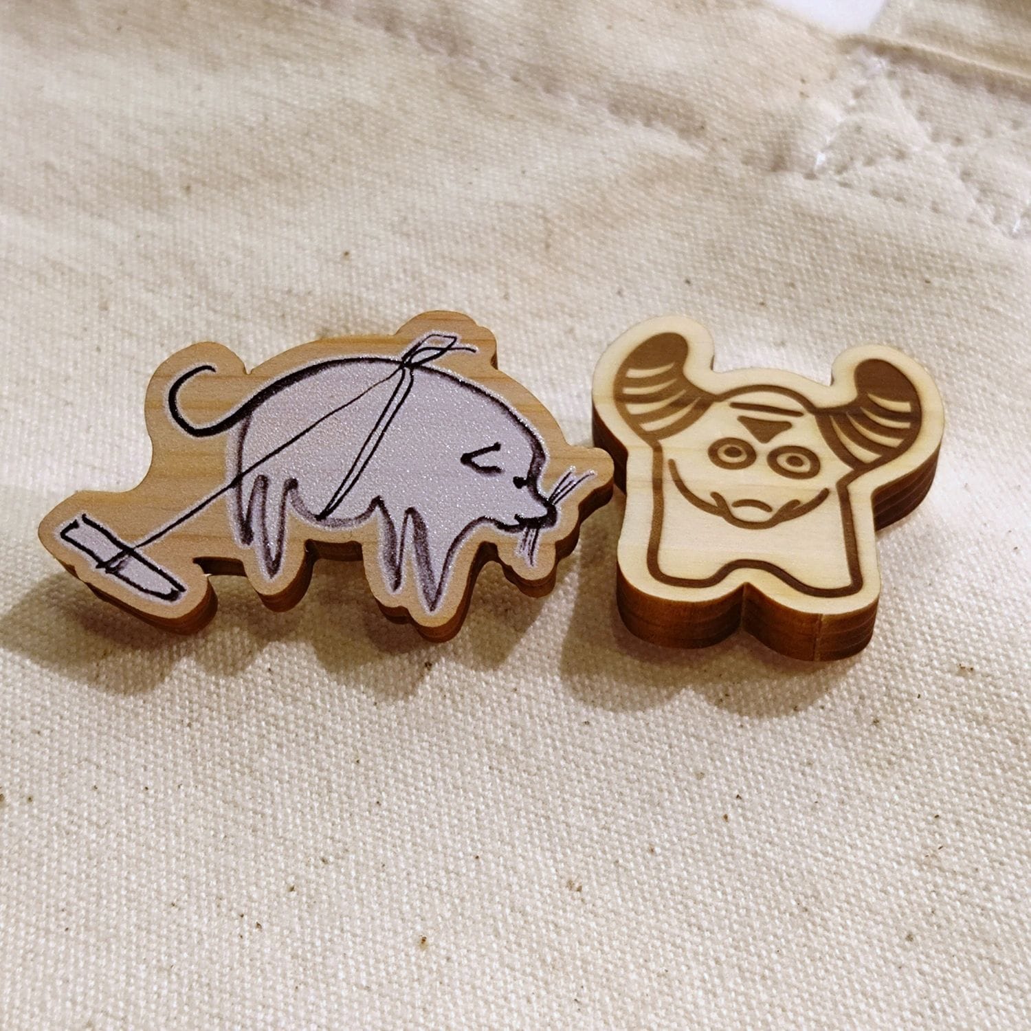 木製ピンバッジ　仙厓義梵《犬図》