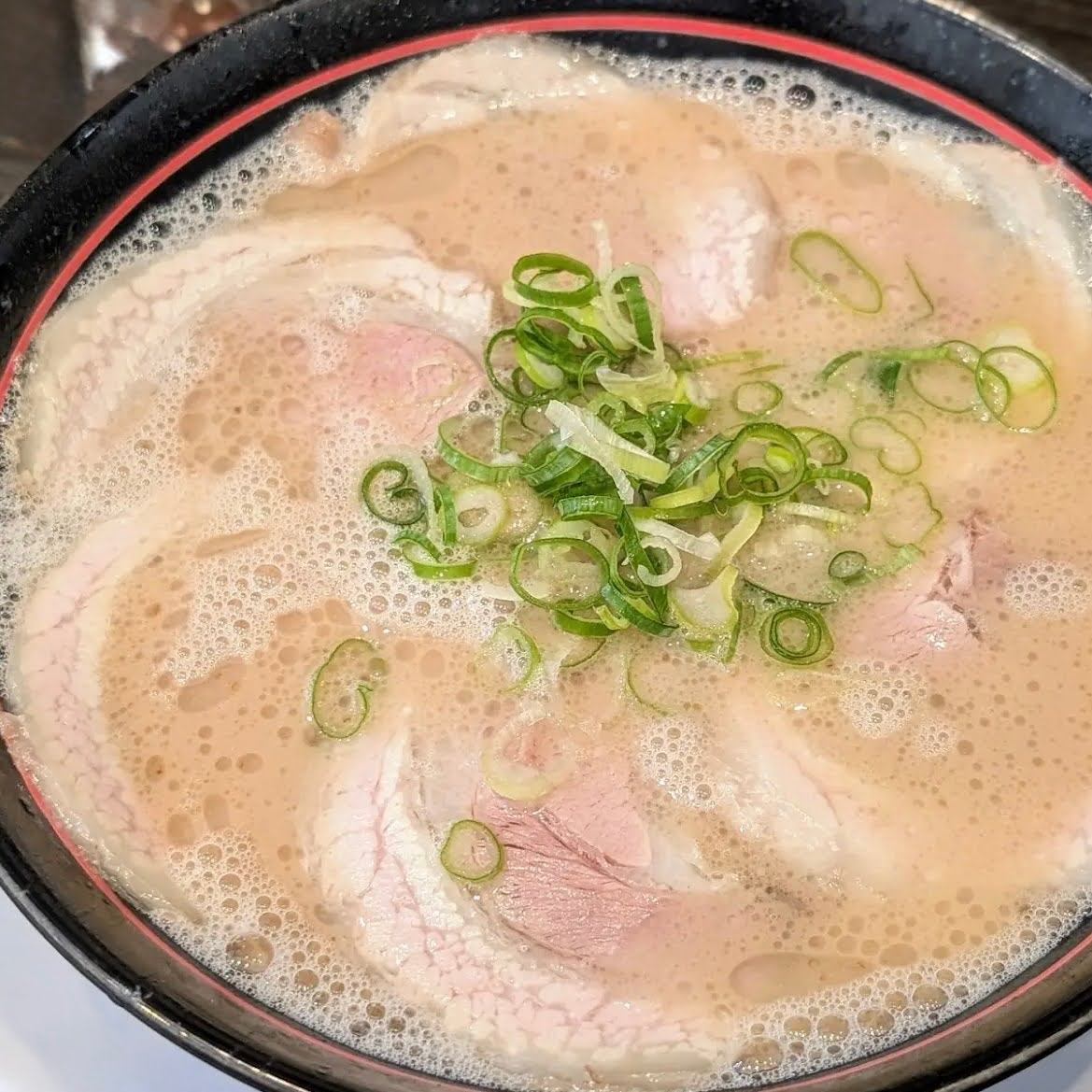 人気　久留米　豚骨ラーメン　白濁濃厚　豚骨スープ　九州　博多　ラーメン　うまかよ 白濁（はくだく）したとろみのある豚骨スープが特徴の「博多