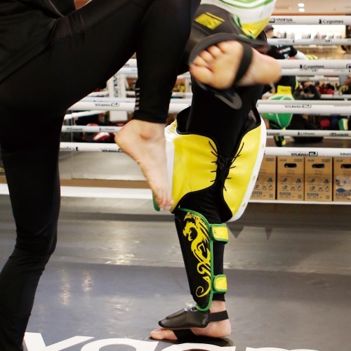 LEONE レガース　L 未使用　シンガード Amazon | LEONE 1947 格闘技 キックボクシング MMA シンガード
