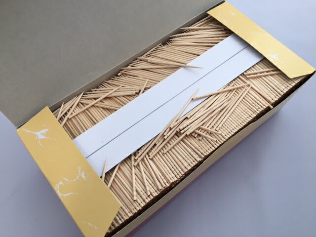 こけしつま楊枝 1kg 裸 業務用  (1箱)  本体:約6.5×2mm (1本あたり) 素材:白樺材 原産国:中国 つまようじ 妻楊枝