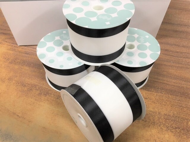 黒耳 リボン 巾65mm×20M巻 黒白 4巻入 /1箱 ヘリ耳 白黒 黒 かご盛り 葬儀 葬式 仏 仏事 ラッピング ロール 65ｍｍ 65ミリ 巾 篭盛り 篭 法事 飾り 装飾 フルーツ 果物 盛り合わせ 篭盛り ストライプ 【オリカ】