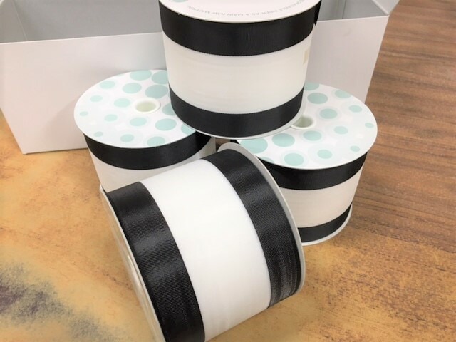 黒耳 リボン 巾75mm×20M巻 黒白 4巻入 /1箱 ヘリ耳 白黒 黒 かご盛り 葬儀 葬式 仏 仏事 ラッピング ロール 篭 法事 飾り 装飾 フルーツ 果物 盛り合わせ 篭盛り ストライプ 【オリカ】