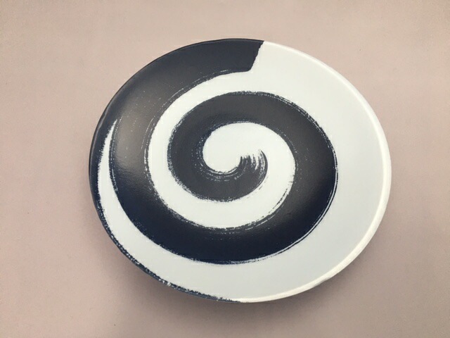 【発泡】 まるひらざら 300 うずしお 外寸:300φ×25mm 20枚入 オードブル 発泡ポリスチレン 使い捨て テイクアウト お刺身 お寿司 刺身 寿司 盛り合わせ まるひら 皿 業務用 プロ用 文化祭 学園祭 デリバリー 宅配 おしゃれ 使い捨て食器 使い捨て皿 器