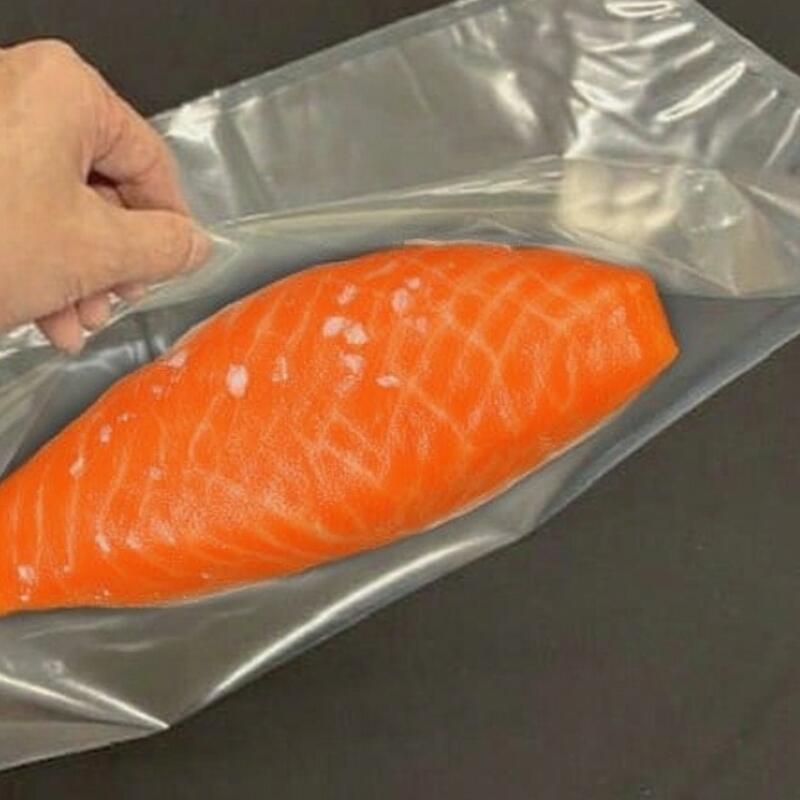 三方シール ナイロンポリ 真空袋 280×680 mm 【100枚】 厚み0.09mm オリジナル 真空 パック ナイロン 保存袋 肉 魚 野菜 冷凍 ボイル 新巻鮭 切り身 生もの ナイロンポリ袋 長物 料理 冷凍保存 28-68 28×68 ふくろや