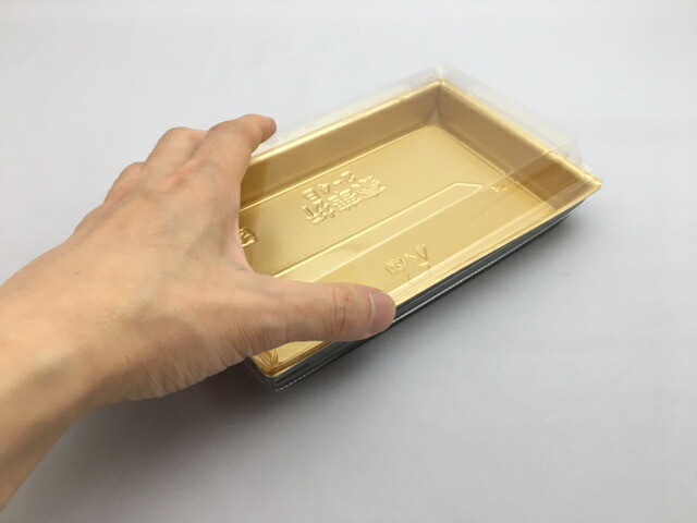 刺身容器【セット】 豪華折 2-4B 黒純金 セット【50枚】テイクアウト 使い捨て 容器 ハレの日 祝い 197×121×26mm 弁当箱 外嵌合 洋食 レストラン 食堂 寿司8貫 寿司 精肉 和菓子 米飯 豪華 売場 テイクアウト 刺身 正月 年末