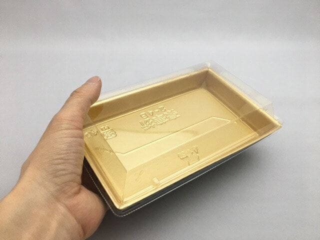刺身容器【セット】 豪華折 2-4B 黒純金 セット【50枚】テイクアウト 使い捨て 容器 ハレの日 祝い 197×121×26mm 弁当箱 外嵌合 洋食 レストラン 食堂 寿司8貫 寿司 精肉 和菓子 米飯 豪華 売場 テイクアウト 刺身 正月 年末