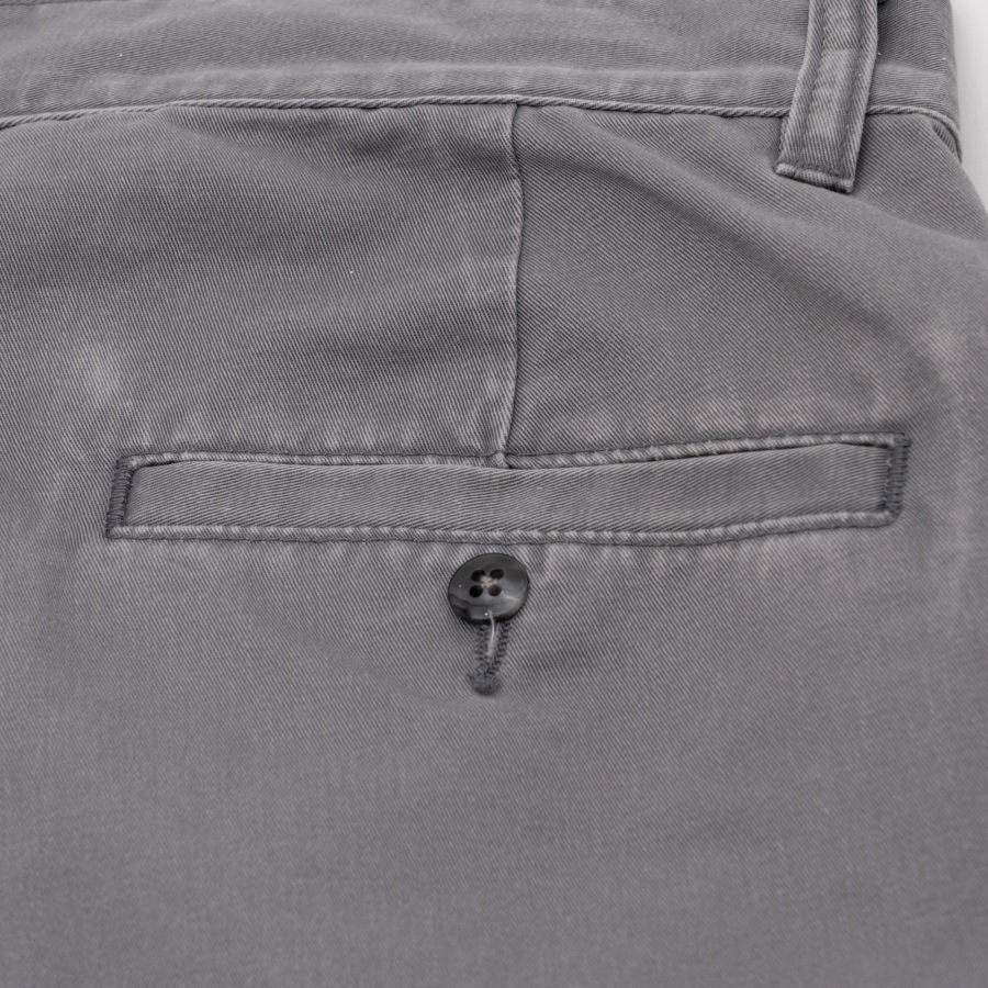 INTERBREED : Faded Two Tuck Chino