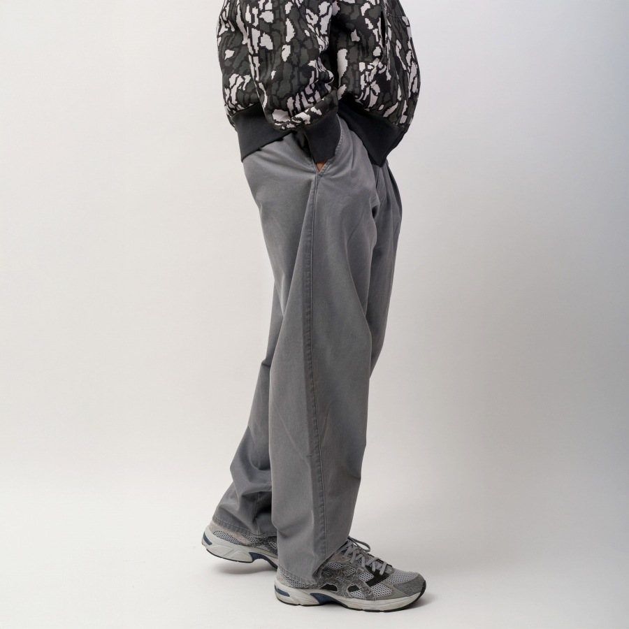 INTERBREED : Faded Two Tuck Chino