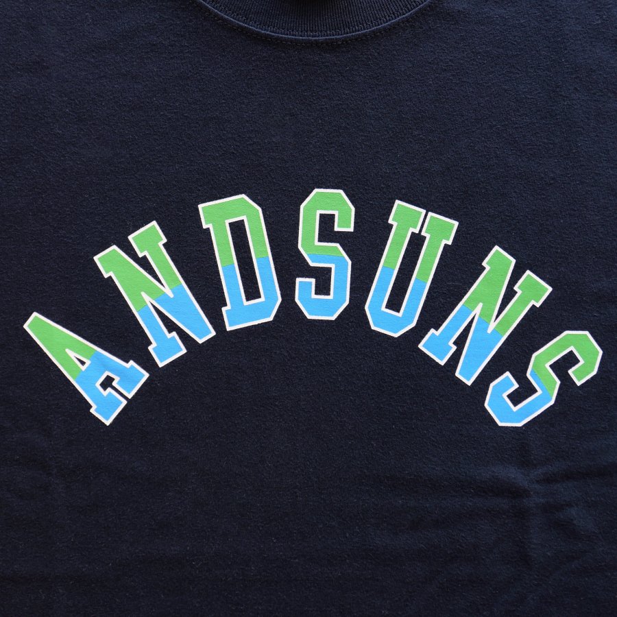 ANDSUNS : ATLETIC ARCH LOGO LS TEE