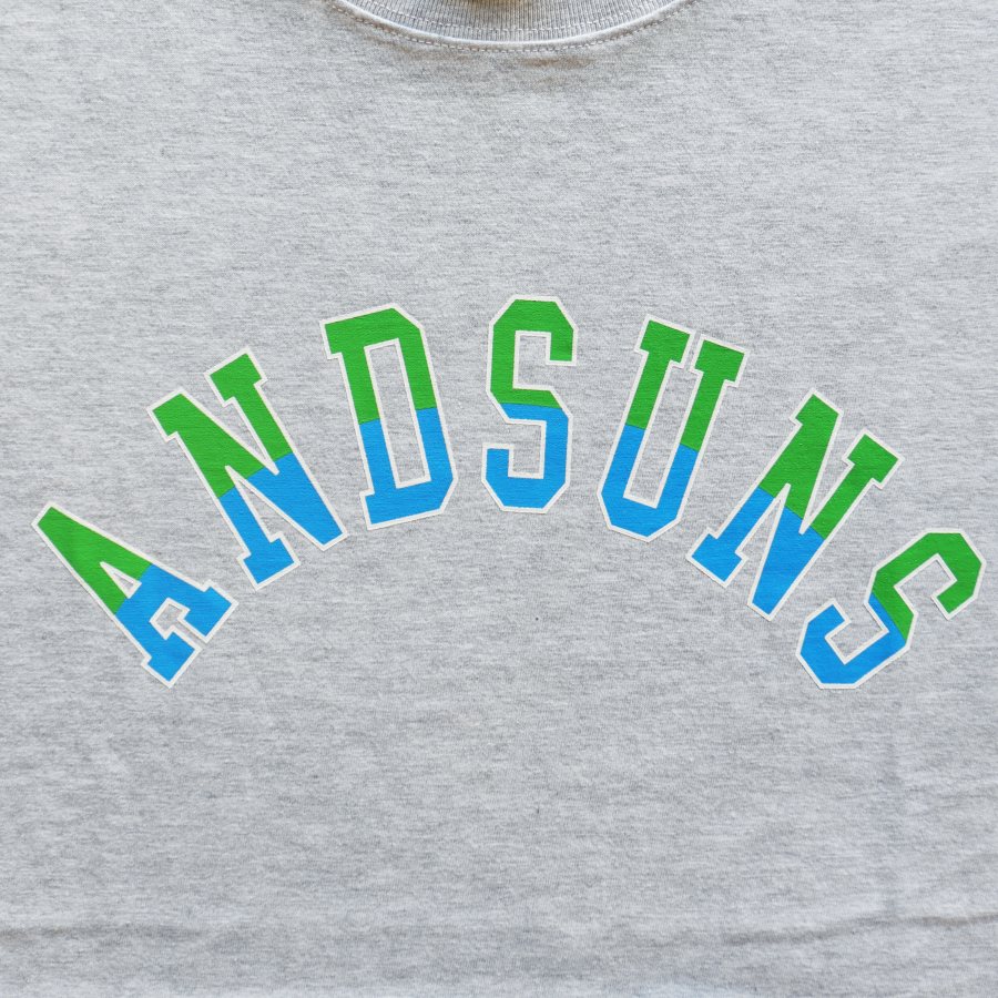 ANDSUNS : ATLETIC ARCH LOGO LS TEE