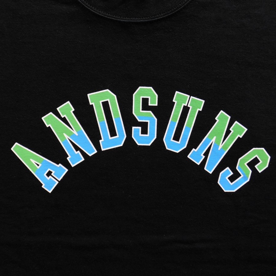 ANDSUNS : ATLETIC ARCH LOGO LS TEE