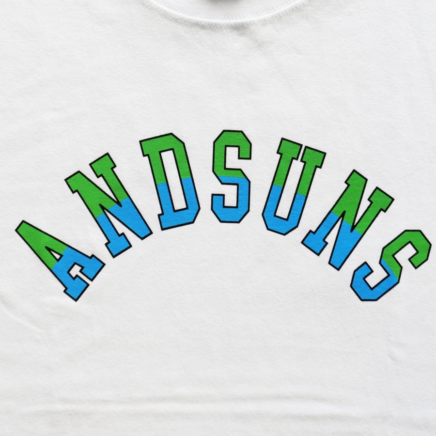 ANDSUNS : ATLETIC ARCH LOGO LS TEE